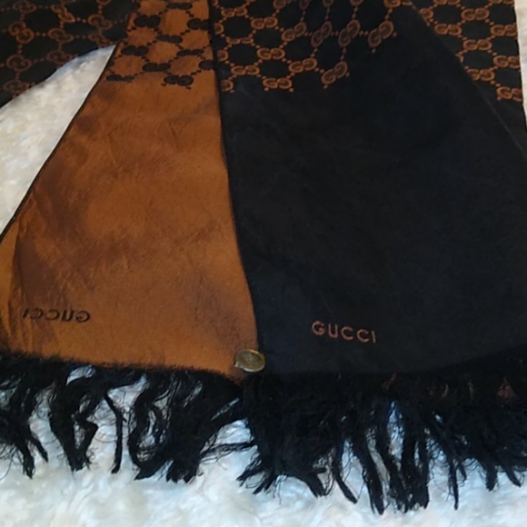 Vintage GUCCI 💯 Pure silk AUTH monogram scarf and a dust bag. - Picture 6 of 15